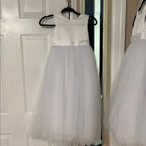 Elegant White Kids Flower Girl Dress. Satin and tulle.